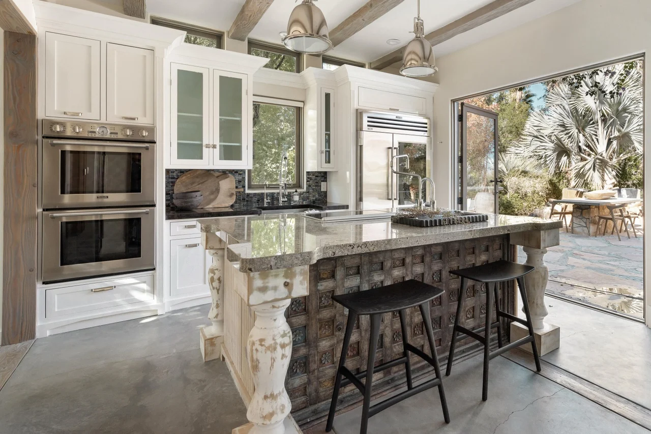 cuisine avec poutres décoration naturelle maison en pierres Casa Mallorca Bobby Berk cuisine avec poutres décoration naturelle maison en pierres Casa Mallorca Bobby Berk