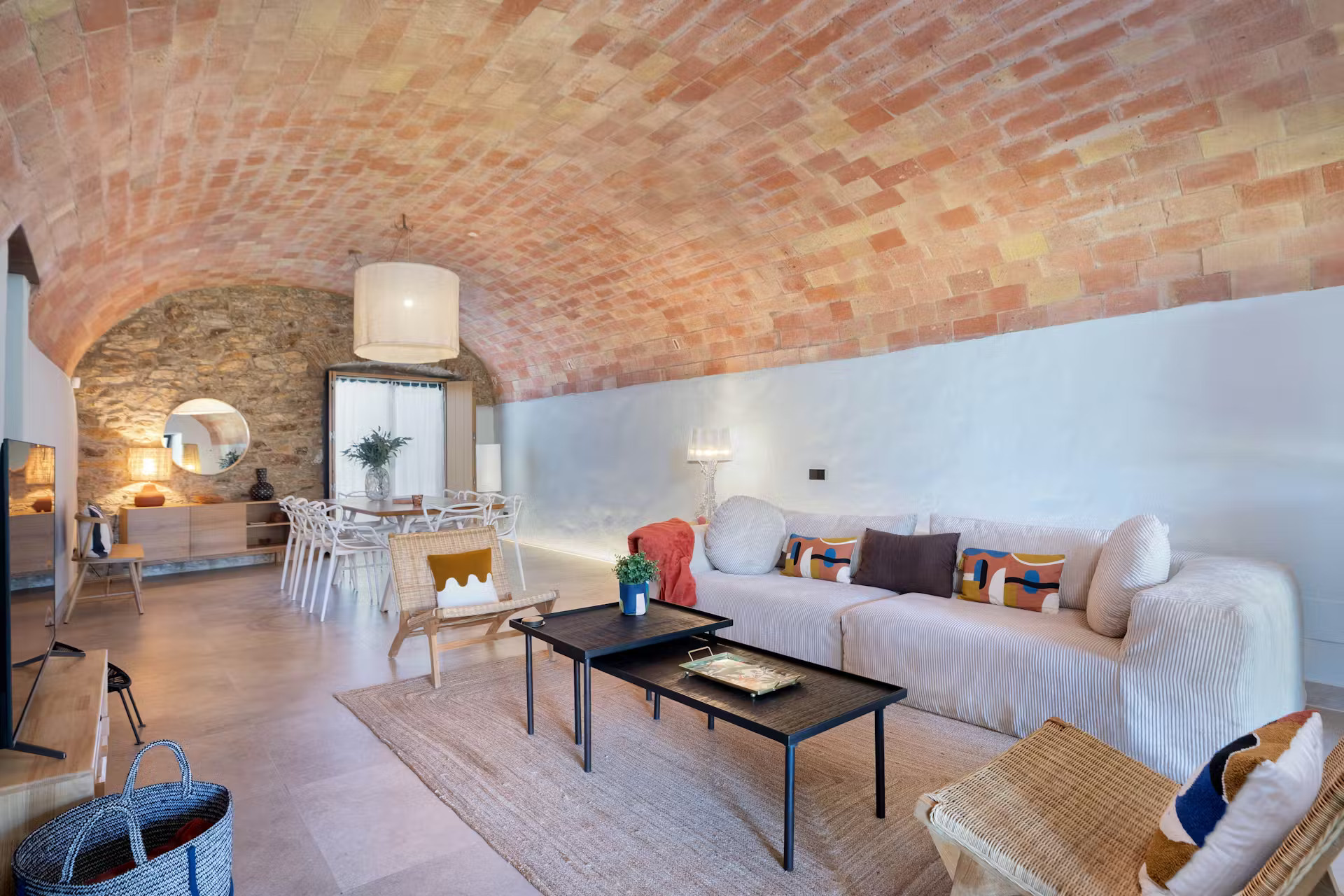 salon plafond voûté maison de ville rénovée avec petit piscine moins de 10m2 Casa Alegria salon plafond voûté maison de ville rénovée avec petit piscine moins de 10m2 Casa Alegria