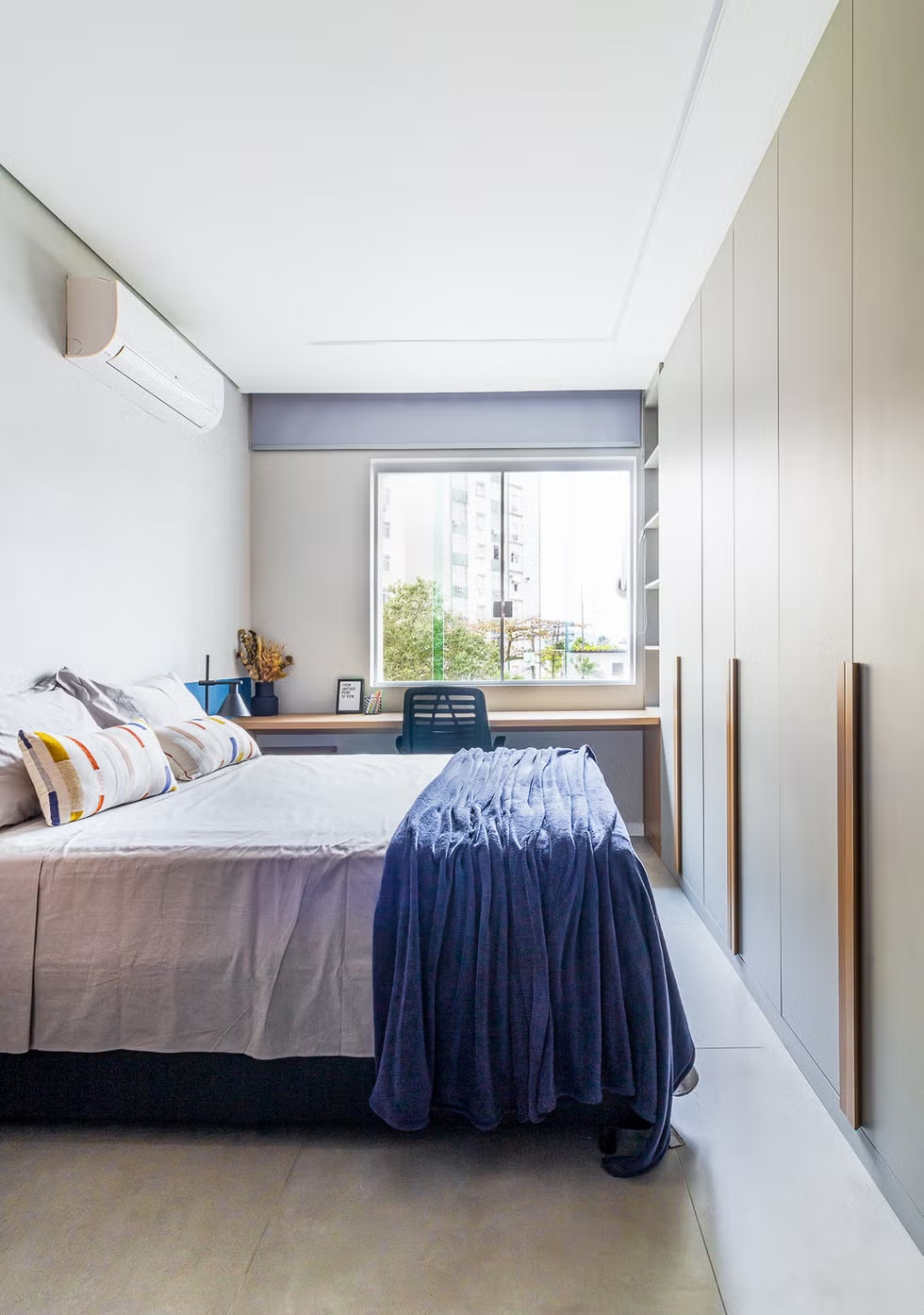 chambre moderne avec placards et espace bureau chambre moderne avec placards et espace bureau