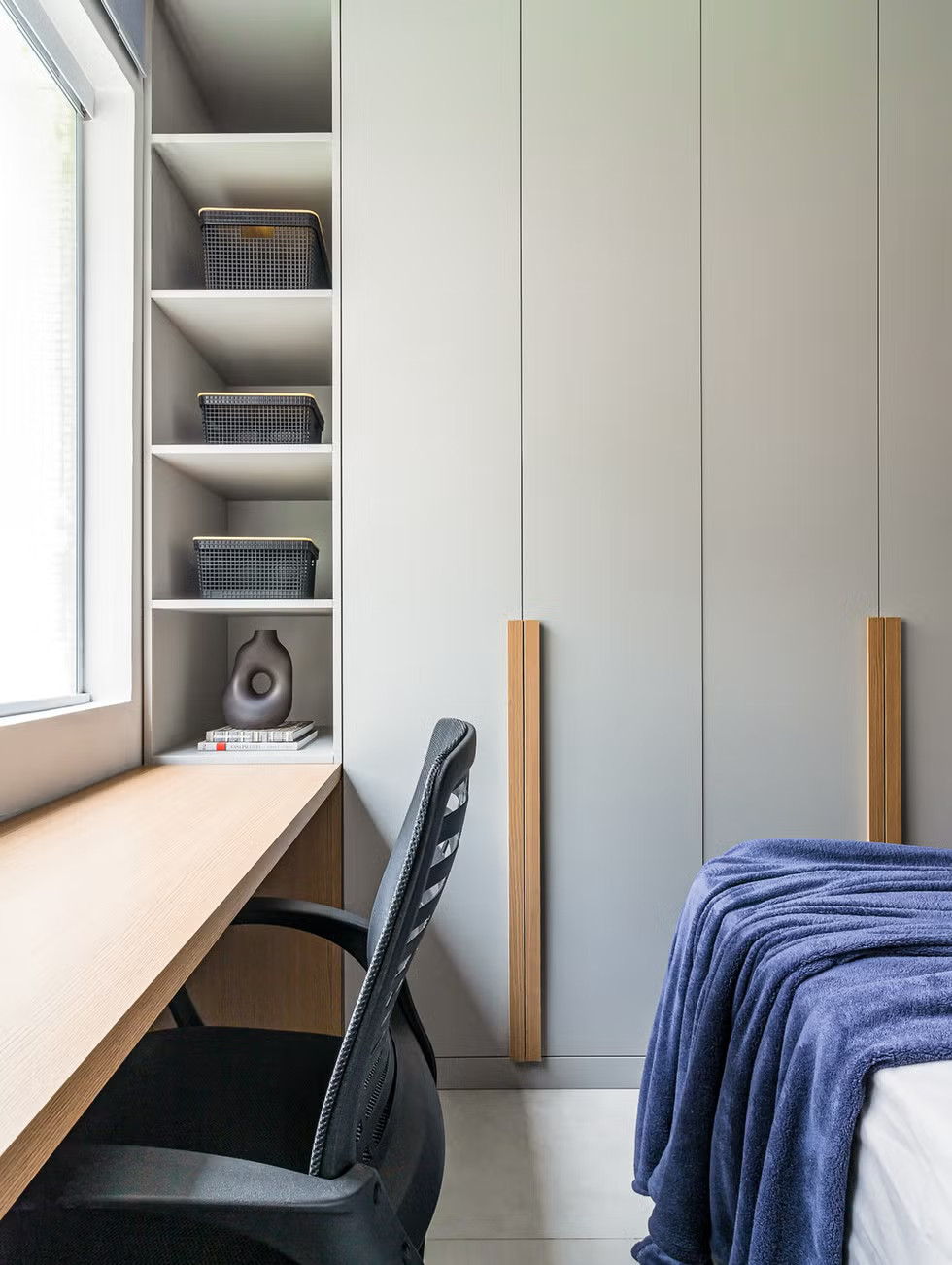 chambre moderne avec placards et espace bureau chambre moderne avec placards et espace bureau