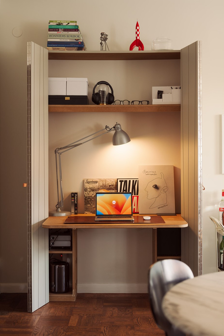 espace bureau décoration vintage dans placard