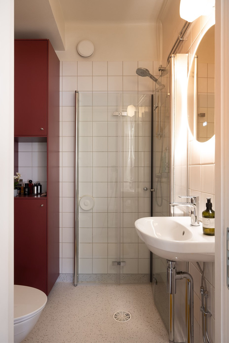 salle de bain décoration bordeaux et blanche sol terrazzo