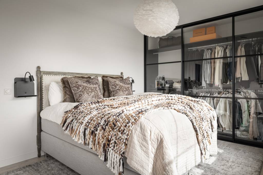 chambre avec dressing derrière verrière décoration design tons neutres deux-pièces 61m2 chambre avec dressing derrière verrière décoration design tons neutres deux-pièces 61m2