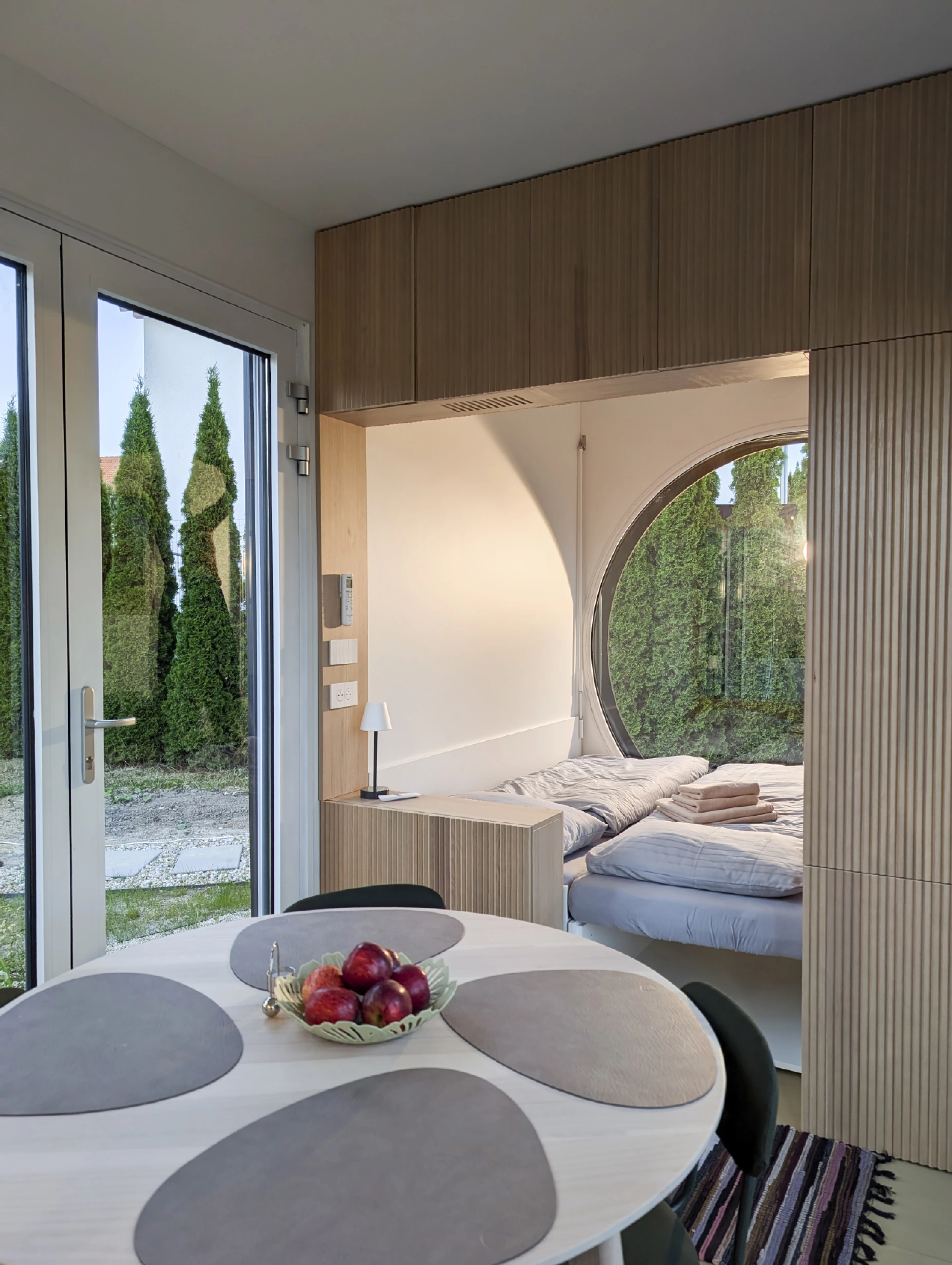 salon et chambre petite maison de 24m2 design et hors reseaux Ecocapsule Box salon et chambre petite maison de 24m2 design et hors reseaux Ecocapsule Box