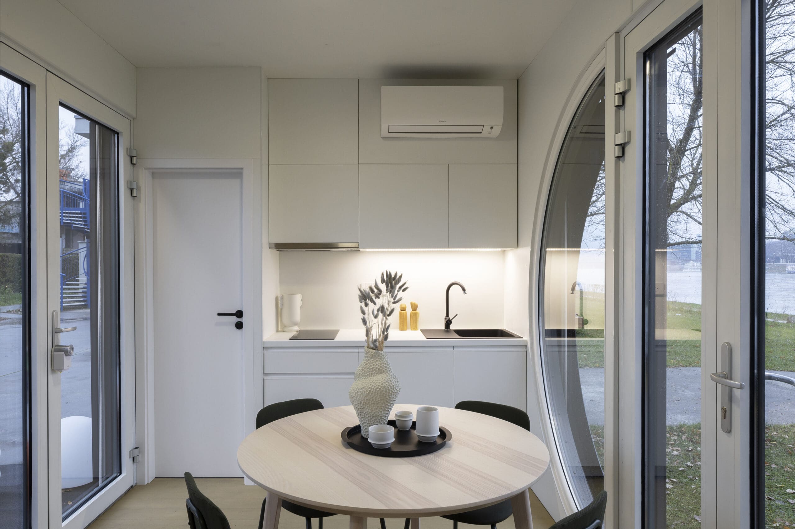 cuisine et salle à manger petite maison de 24m2 design et hors reseaux Ecocapsule Box cuisine et salle à manger petite maison de 24m2 design et hors reseaux Ecocapsule Box