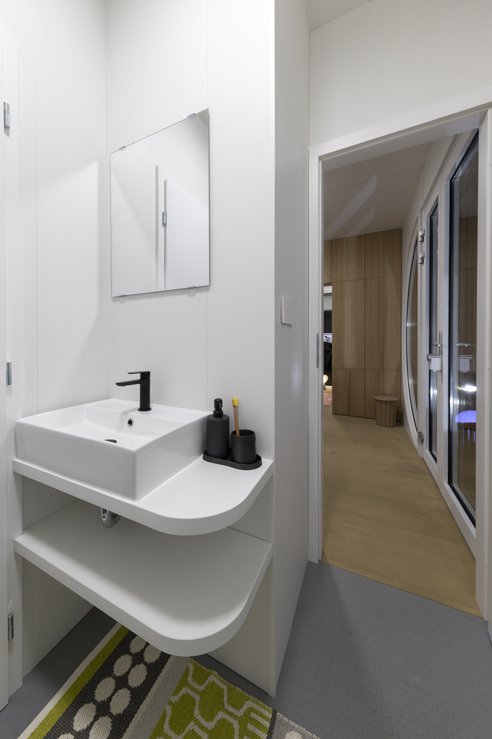 salle d salle d'eau petite maison de 24m2 design et hors reseaux Ecocapsule Box