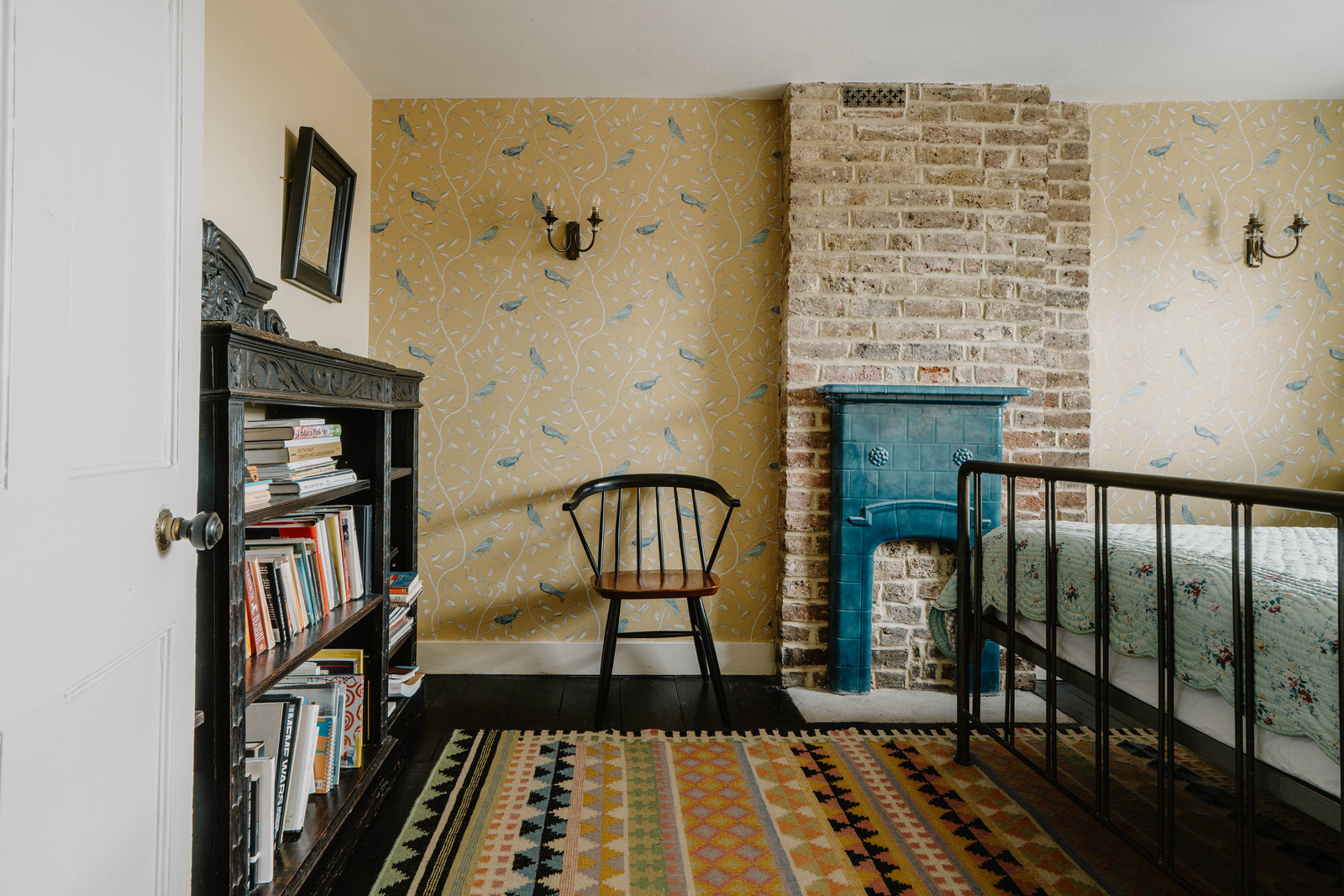 chambre avec papier-peint et mur en briques anciennes chambre avec papier-peint et mur en briques anciennes