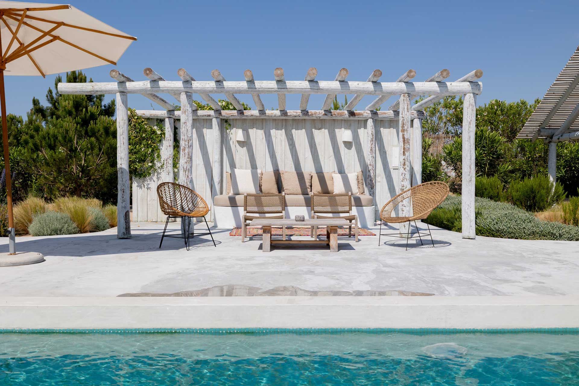 jardin avec piscine et pergola bois rustique