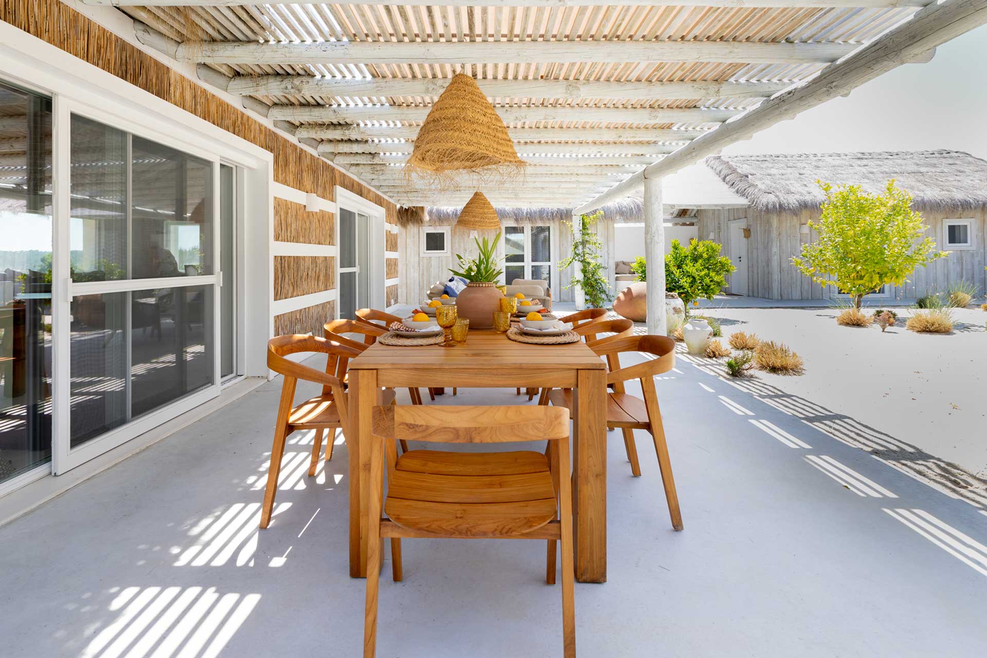 terrasse couverte avec pergola et salle à manger extérieure