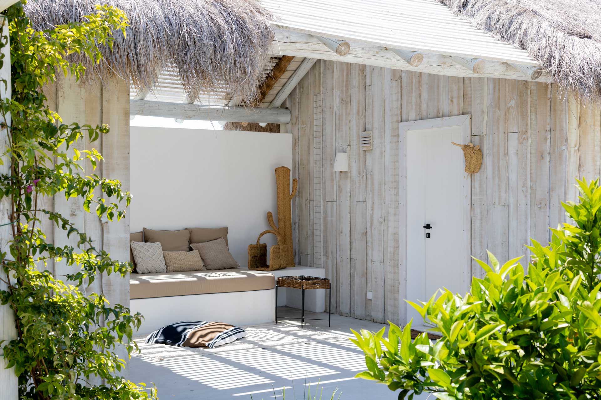 terrasse couverte avec pergola et salon extérieur