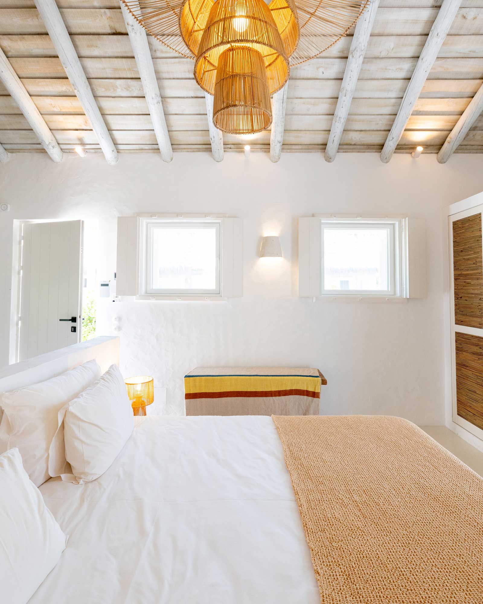 chambre avec poutres décoration naturelle