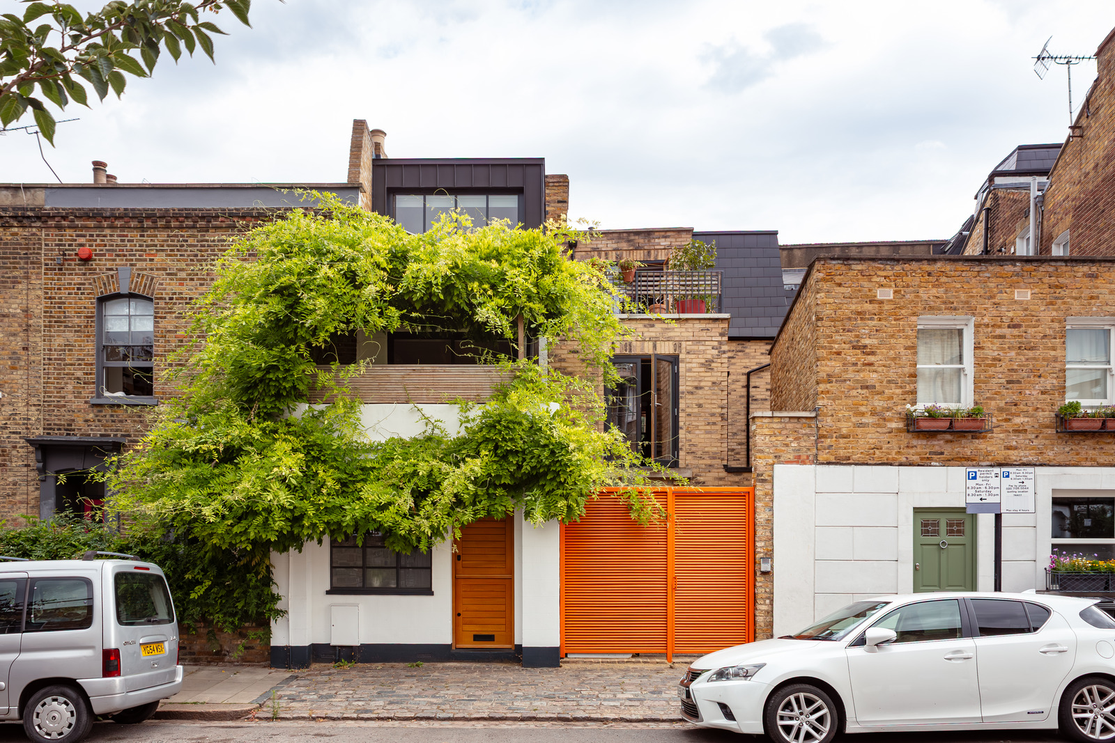 entrée avec porte métal orange maison Londres entrée avec porte métal orange maison Londres