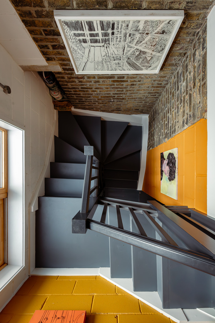 escalier maison pop sur trois niveaux rénovée par architectes Londres escalier maison pop sur trois niveaux rénovée par architectes Londres