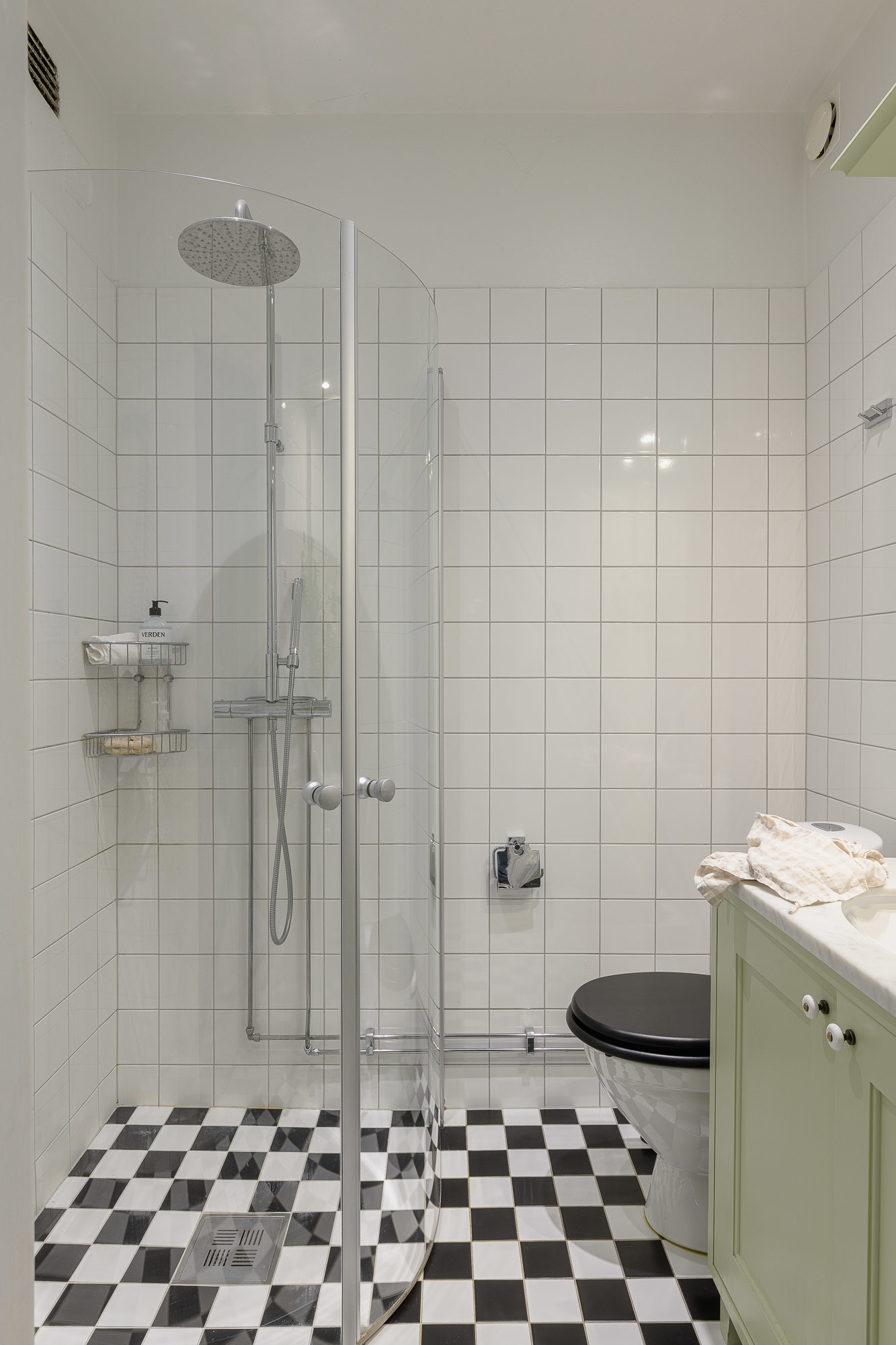 salle de bain sol à damier noir et blanc salle de bain sol à damier noir et blanc