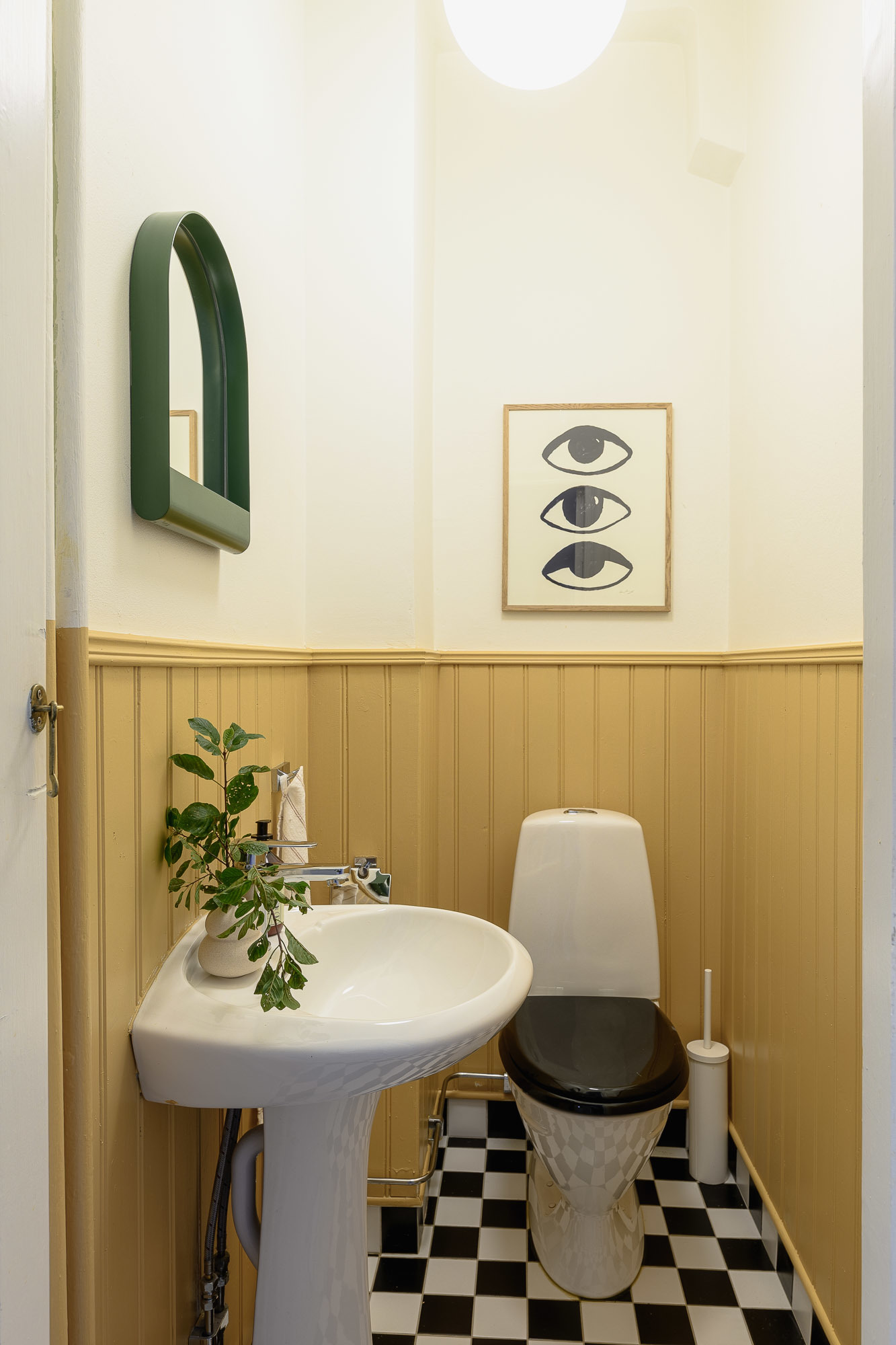 toilettes murs jaunes sol damier noir et blanc toilettes murs jaunes sol damier noir et blanc