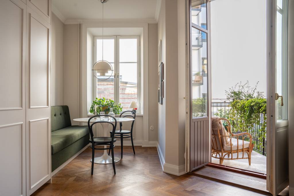 espace repas dans cuisine avec balcon décoration contemporaine espace repas dans cuisine avec balcon décoration contemporaine
