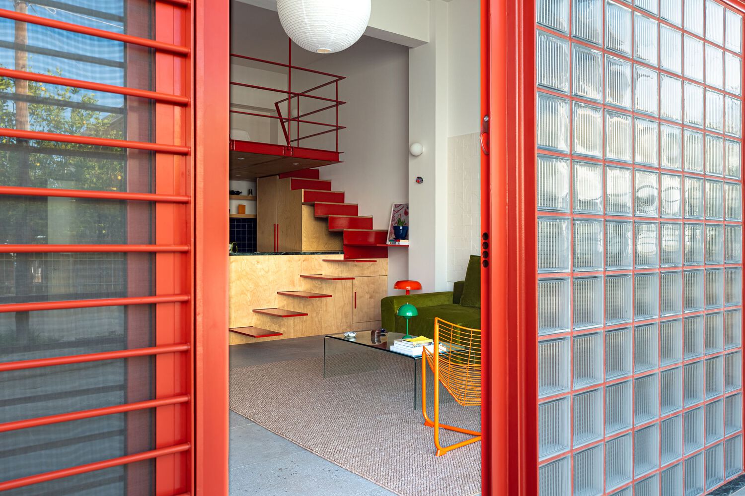 façade briques de verre porte en acier rouge appartement rénové façade briques de verre porte en acier rouge appartement rénové