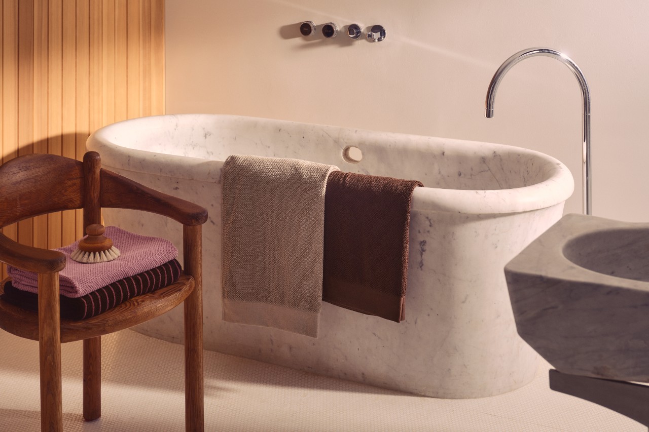 salle de bain baignoire îlot marbre