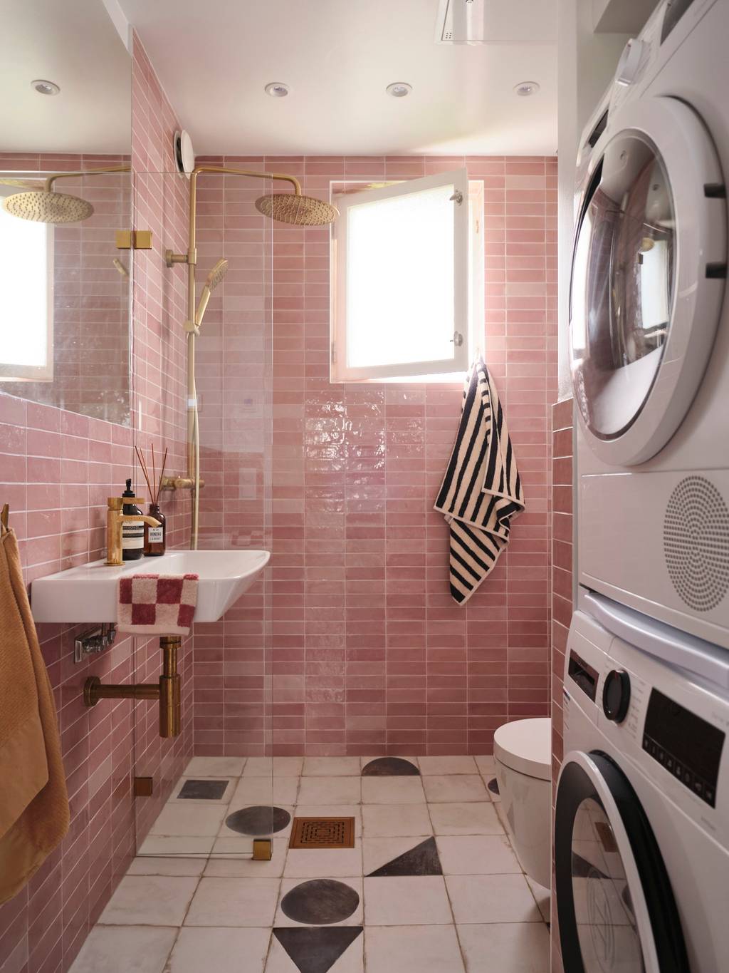 salle de bain moderne rose sol blanc et noir salle de bain moderne rose sol blanc et noir