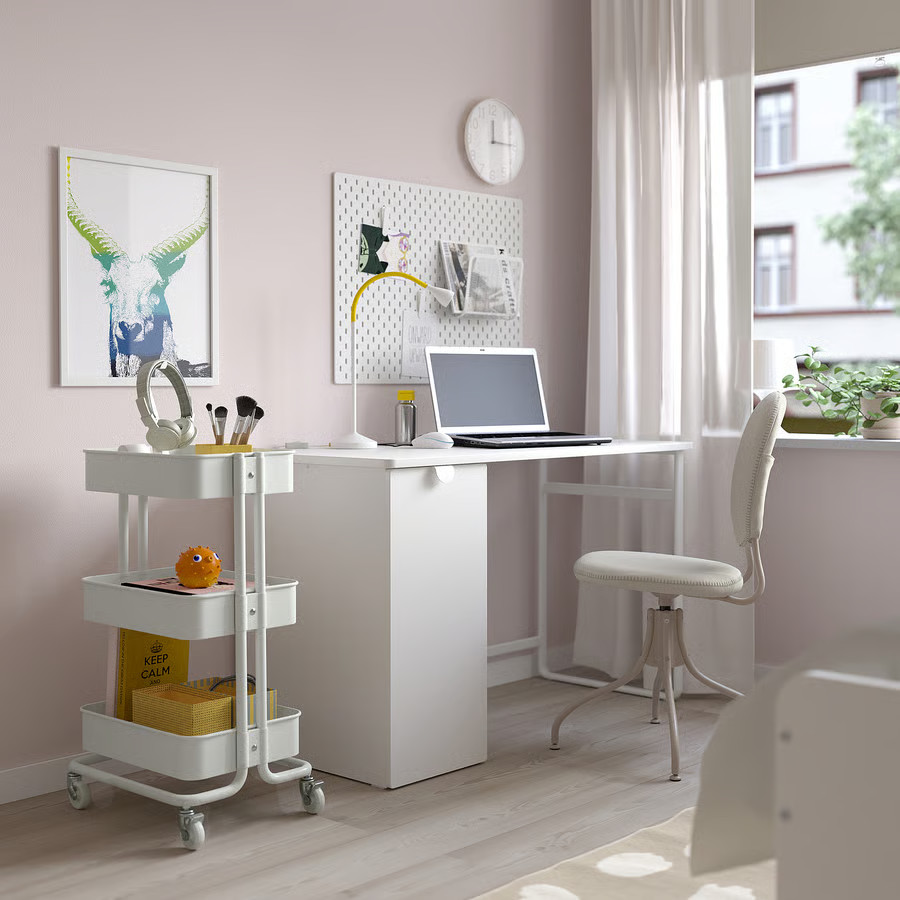 bureau mur rose décoration scandinave aménagé par IKEA bureau mur rose décoration scandinave aménagé par IKEA
