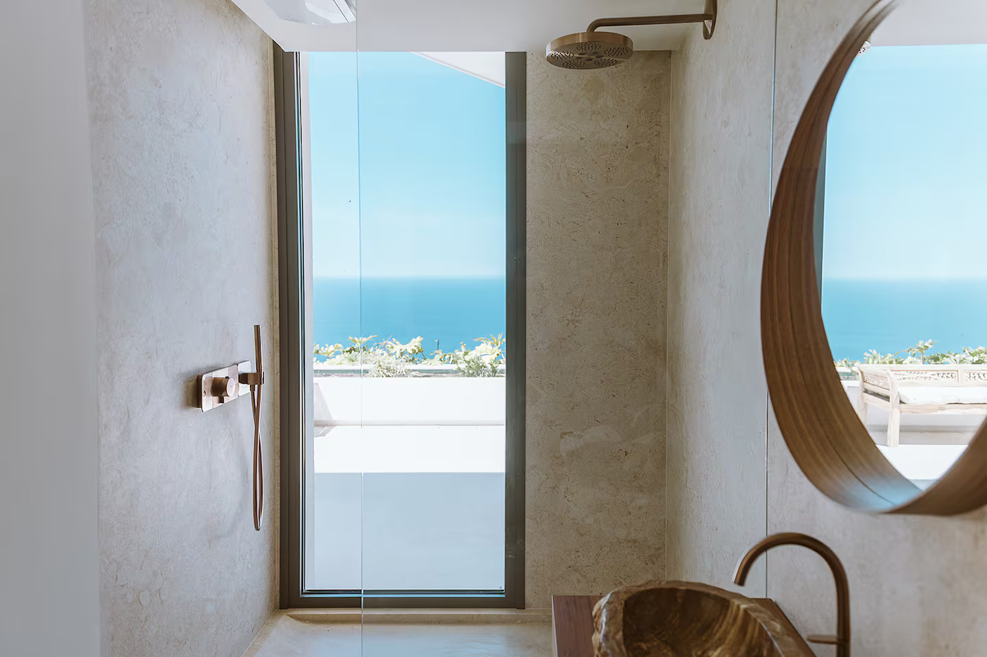 salle de bain avec baie vitrée vue mer salle de bain avec baie vitrée vue mer