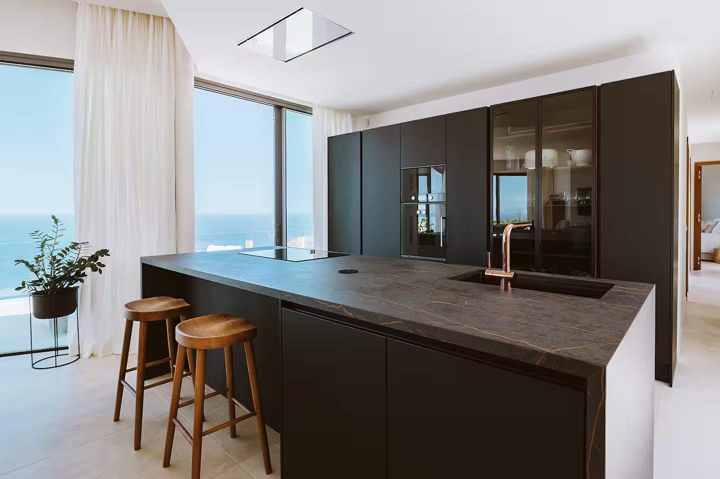 cuisine design noire maison contemporaine avec piscine et vue mer Tenerife cuisine design noire maison contemporaine avec piscine et vue mer Tenerife