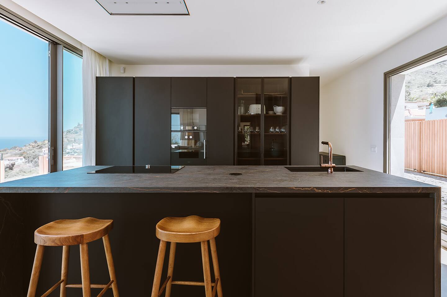 cuisine design noire avec baie vitrée cuisine design noire avec baie vitrée