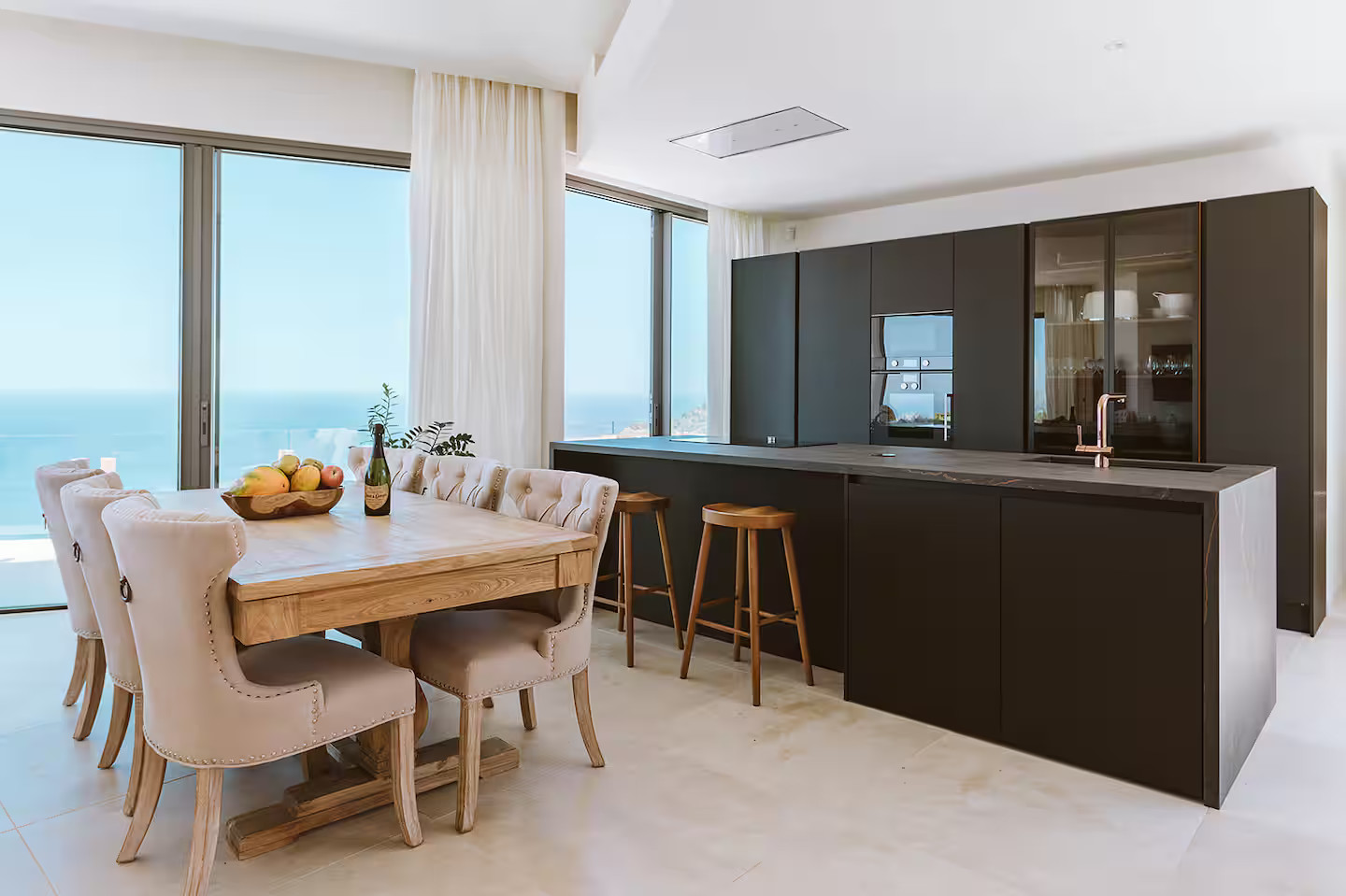 cuisine design noire maison contemporaine avec piscine et vue mer Tenerife cuisine design noire maison contemporaine avec piscine et vue mer Tenerife
