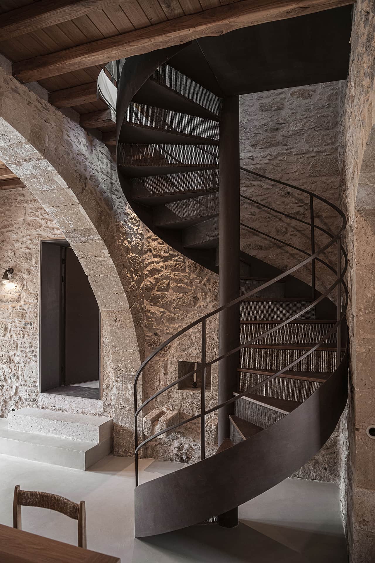 escalier acier design dans maison en pierres avec piscine en Crète Corte Interna escalier acier design dans maison en pierres avec piscine en Crète Corte Interna