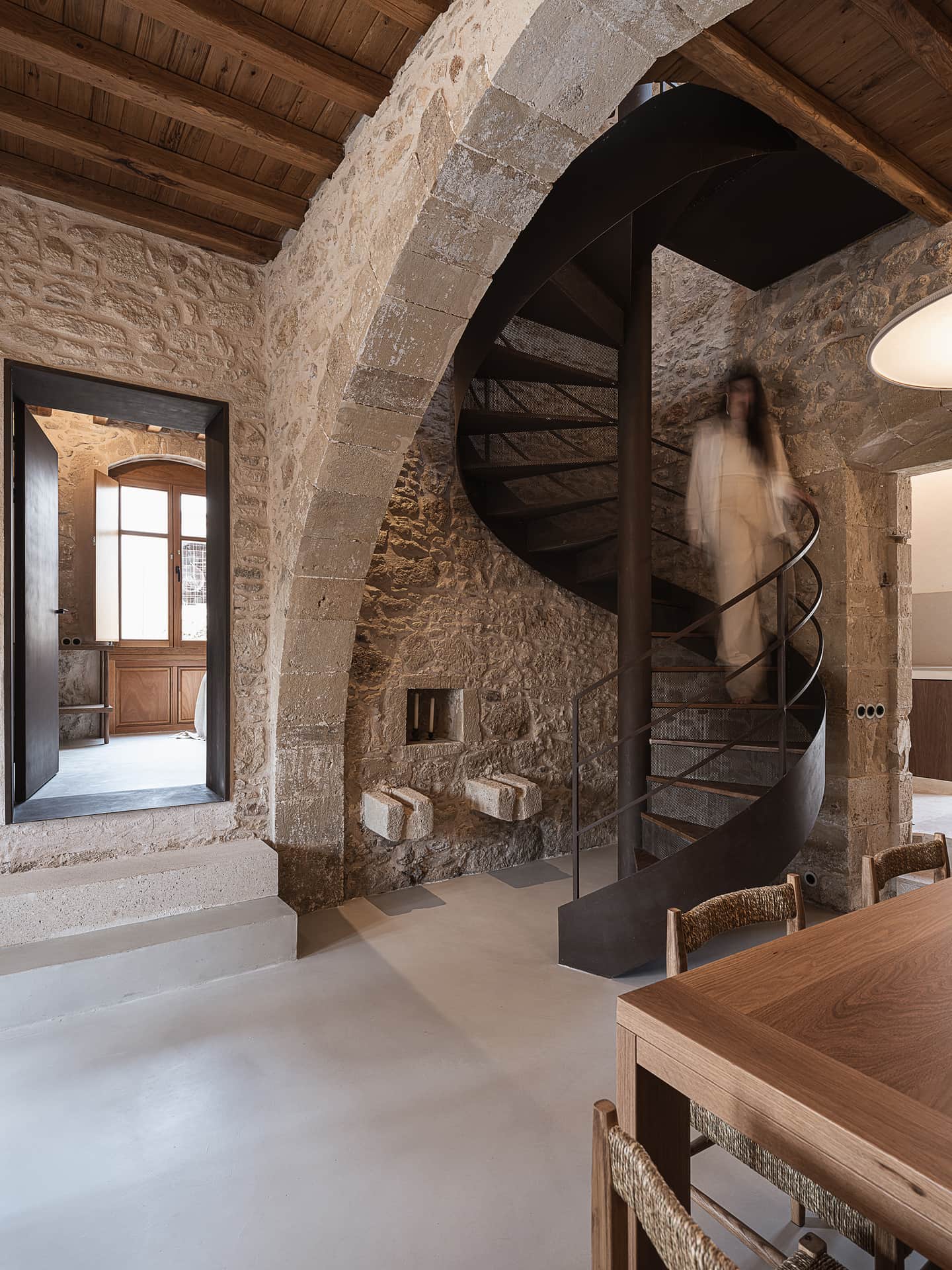salle à manger ouverture cintrée maison en pierres avec piscine en Crète Corte Interna salle à manger ouverture cintrée maison en pierres avec piscine en Crète Corte Interna