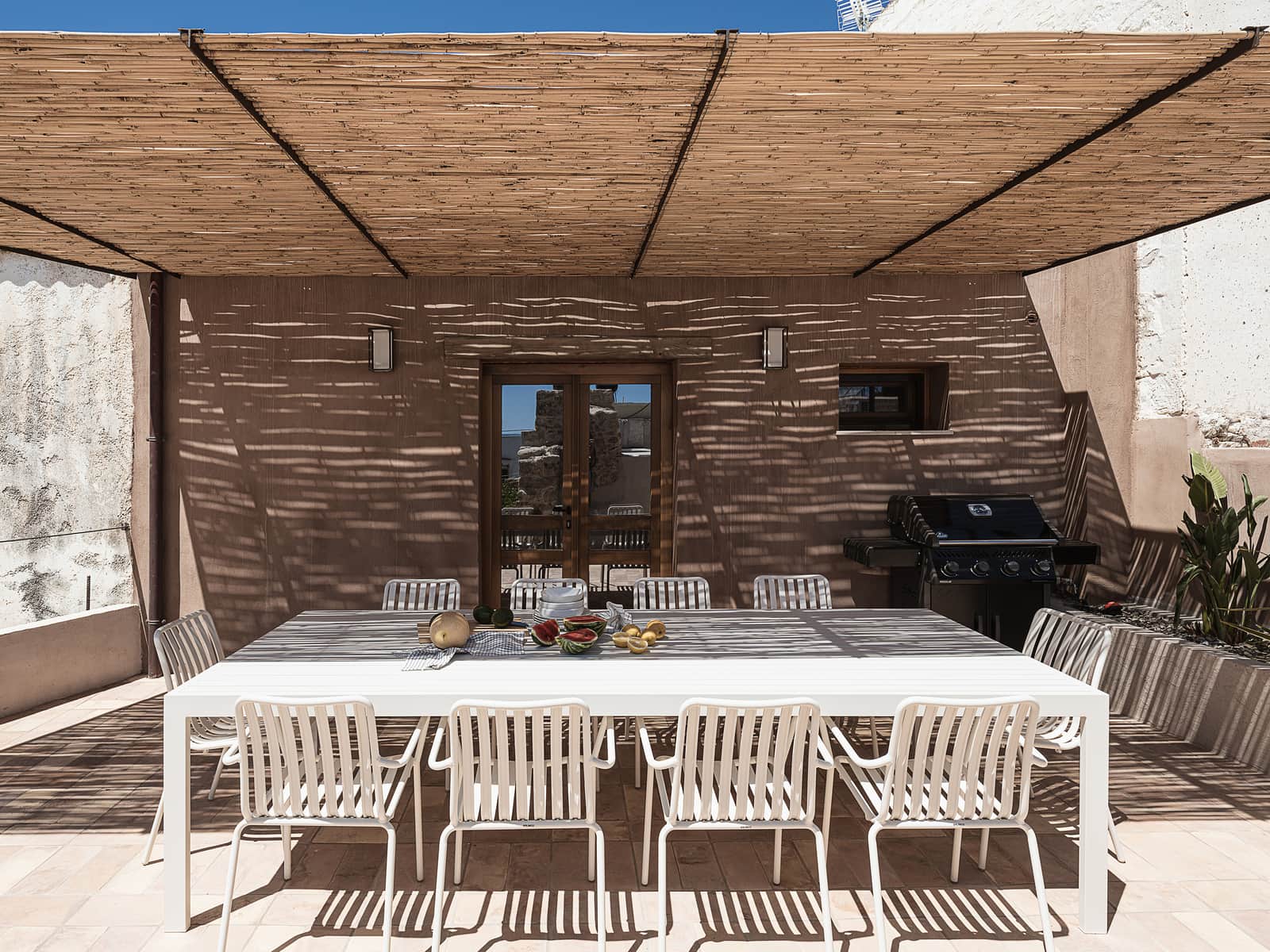 terrasse avec pergola acier maison en pierres avec piscine en Crète Corte Interna terrasse avec pergola acier maison en pierres avec piscine en Crète Corte Interna