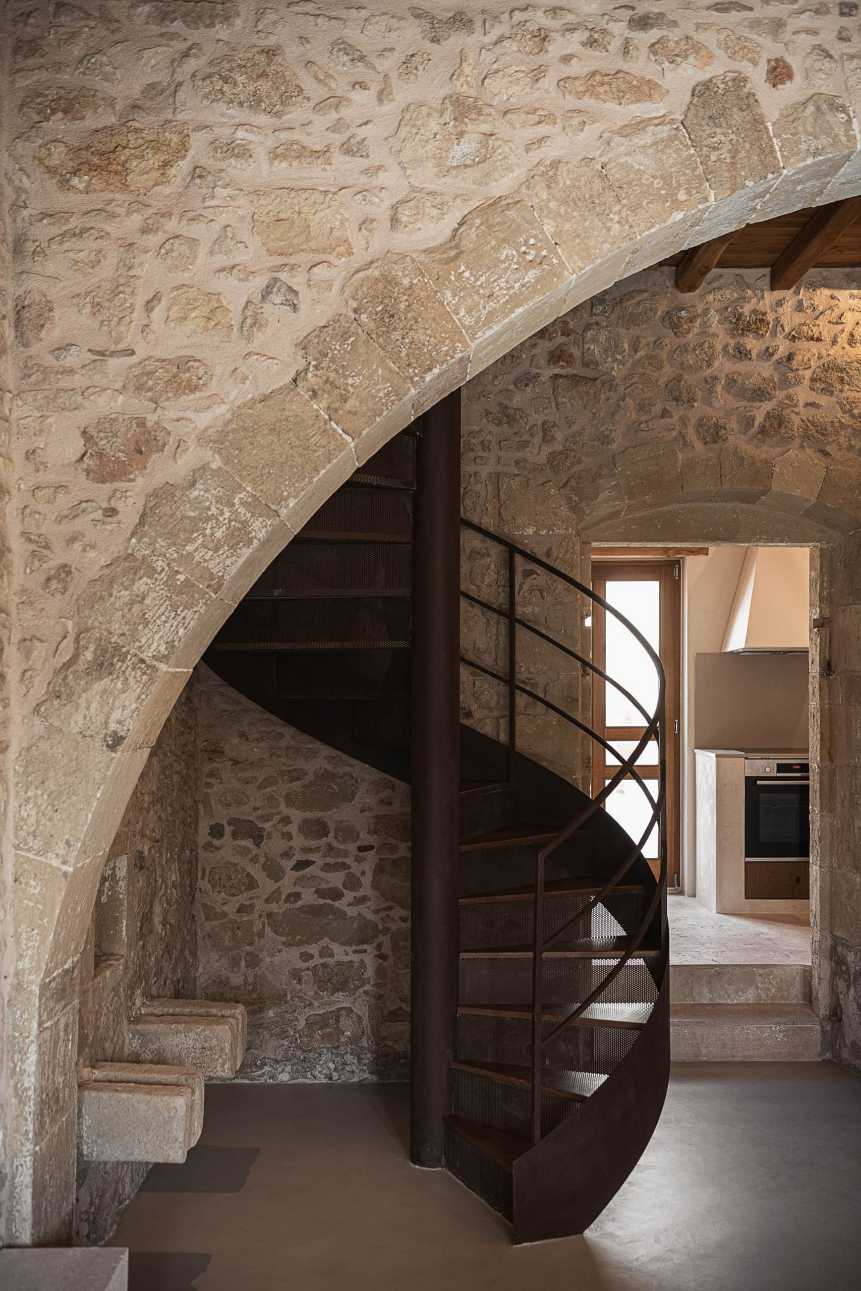 escalier et ouverture cintrée maison en pierres avec piscine en Crète Corte Interna escalier et ouverture cintrée maison en pierres avec piscine en Crète Corte Interna