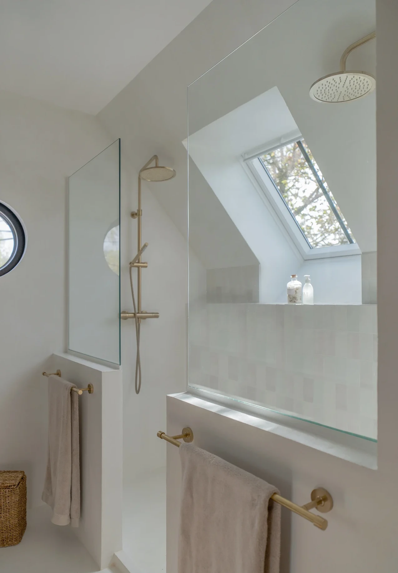 salle de bain avec douche double et velux salle de bain avec douche double et velux