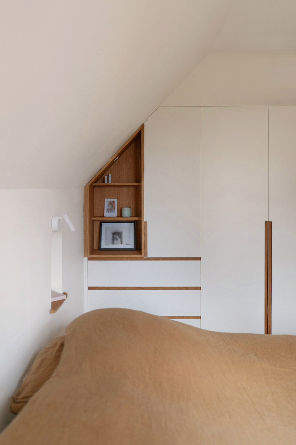 chambre mansardée avec placards sur mesure épousant la pente du toit chambre mansardée avec placards sur mesure épousant la pente du toit