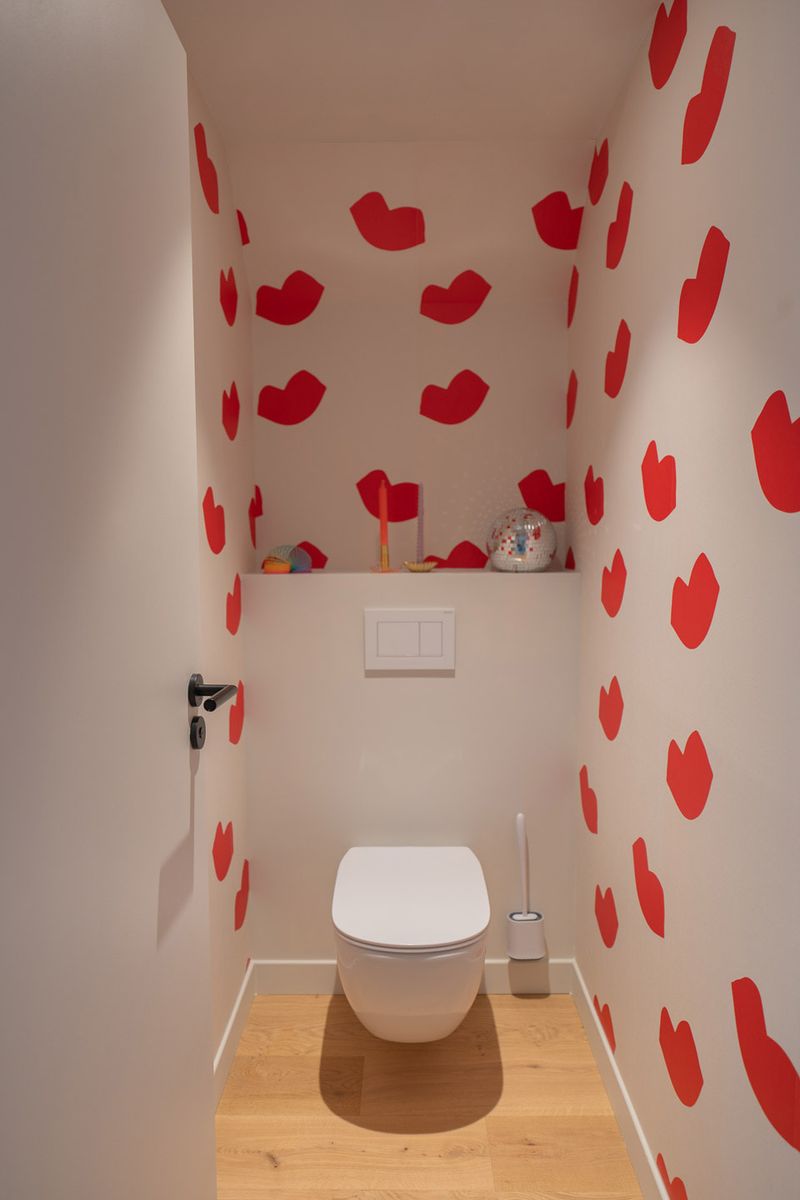 toilettes blanches et rouges toilettes blanches et rouges