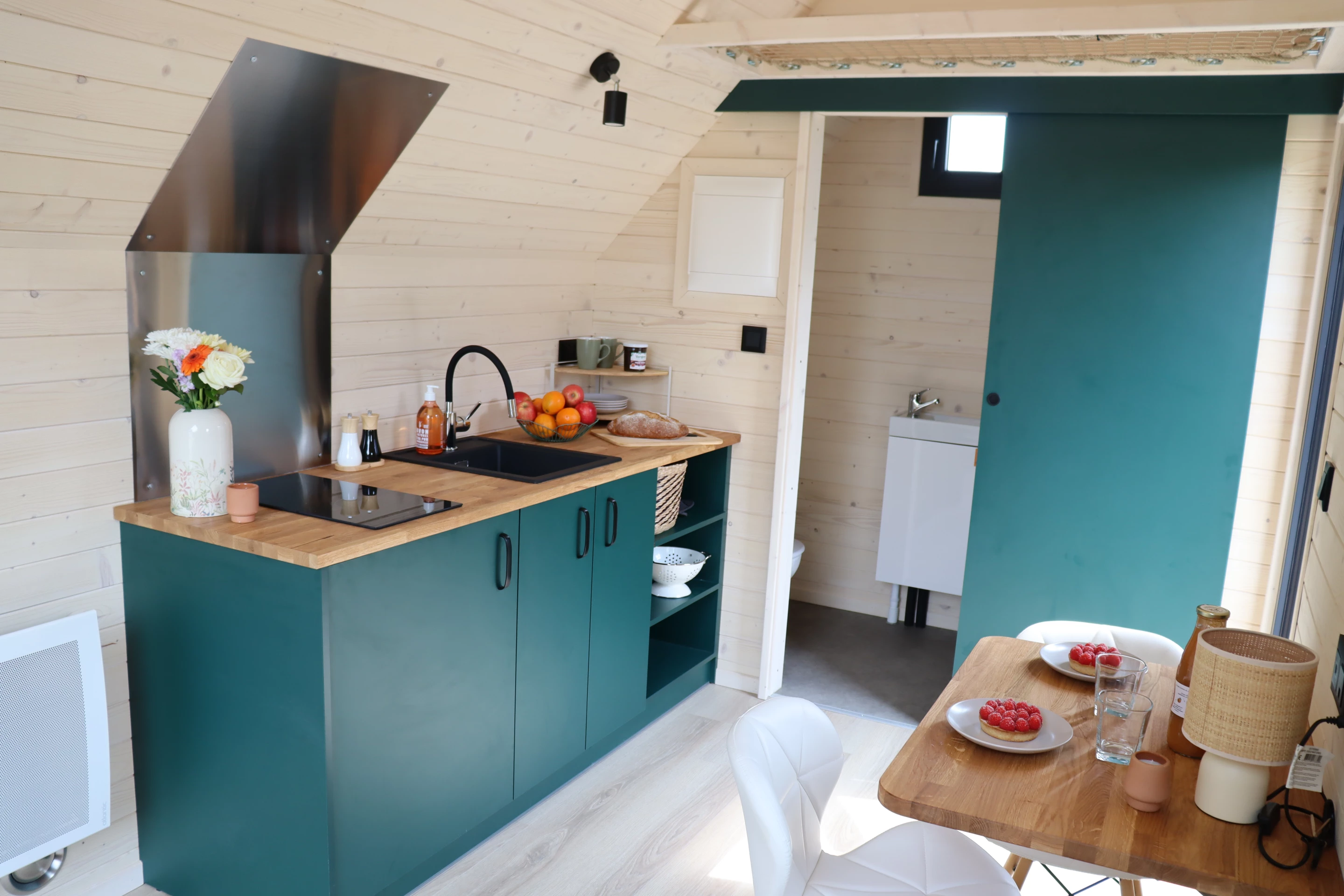cuisine tiny house française Quadrapol de 12m2 Le Nid Luxe cuisine tiny house française Quadrapol de 12m2 Le Nid Luxe