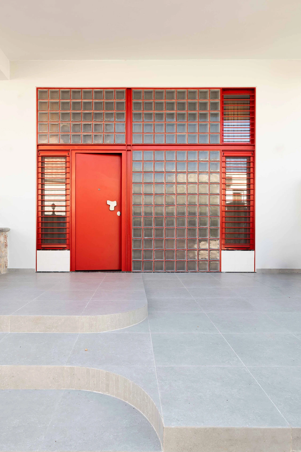 façade briques de verre porte en acier rouge appartement rénové façade briques de verre porte en acier rouge appartement rénové