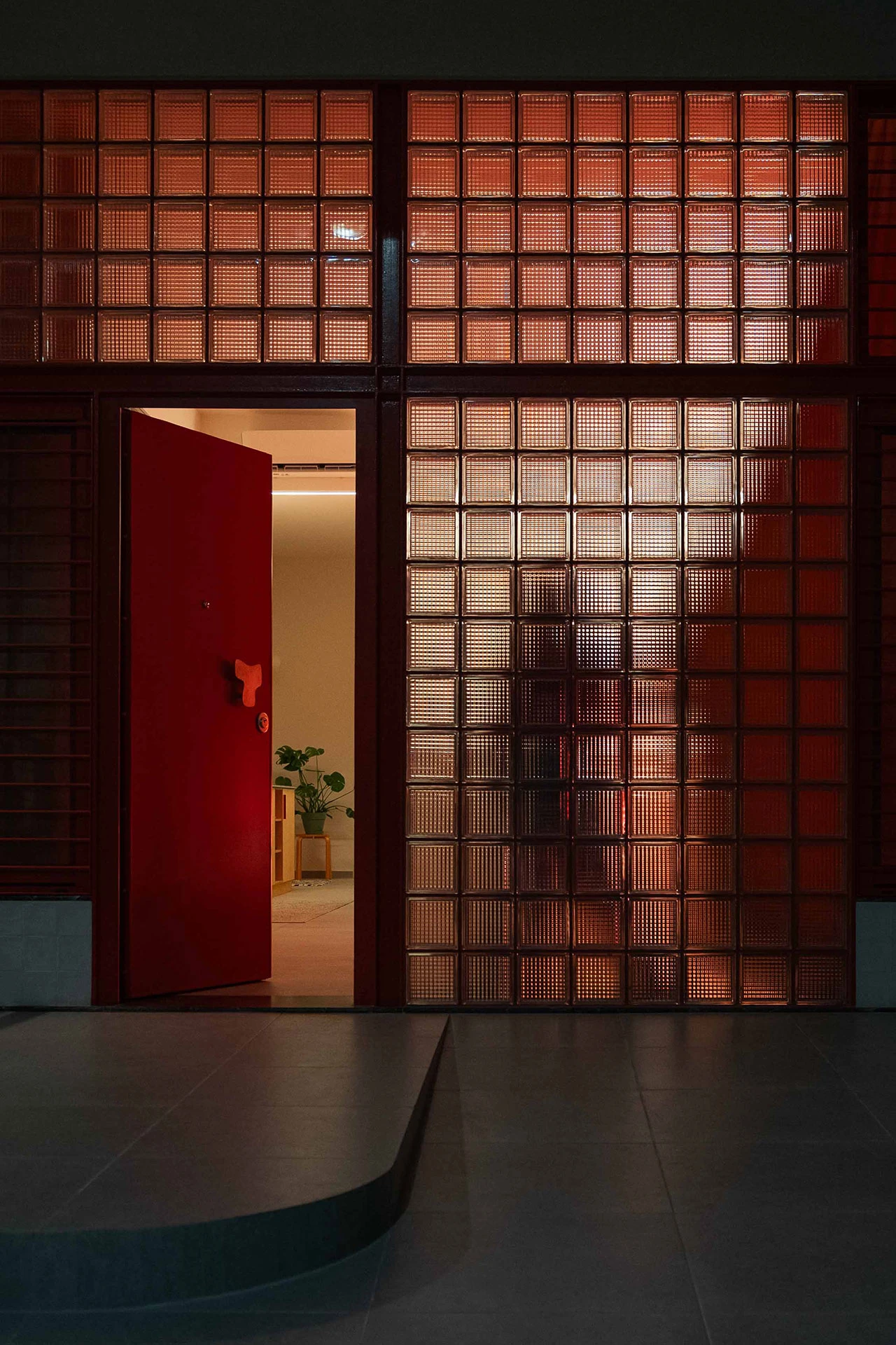 façade briques de verre porte en acier rouge appartement rénové façade briques de verre porte en acier rouge appartement rénové