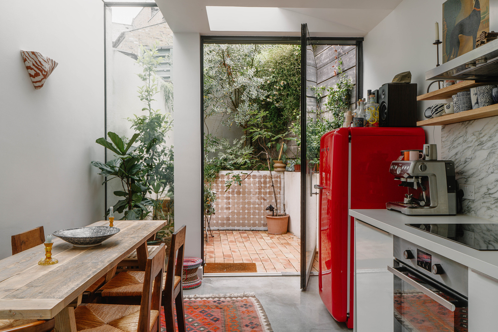 cuisine frigo smeg rouge sol béton appartement 46m2 cuisine frigo smeg rouge sol béton appartement 46m2