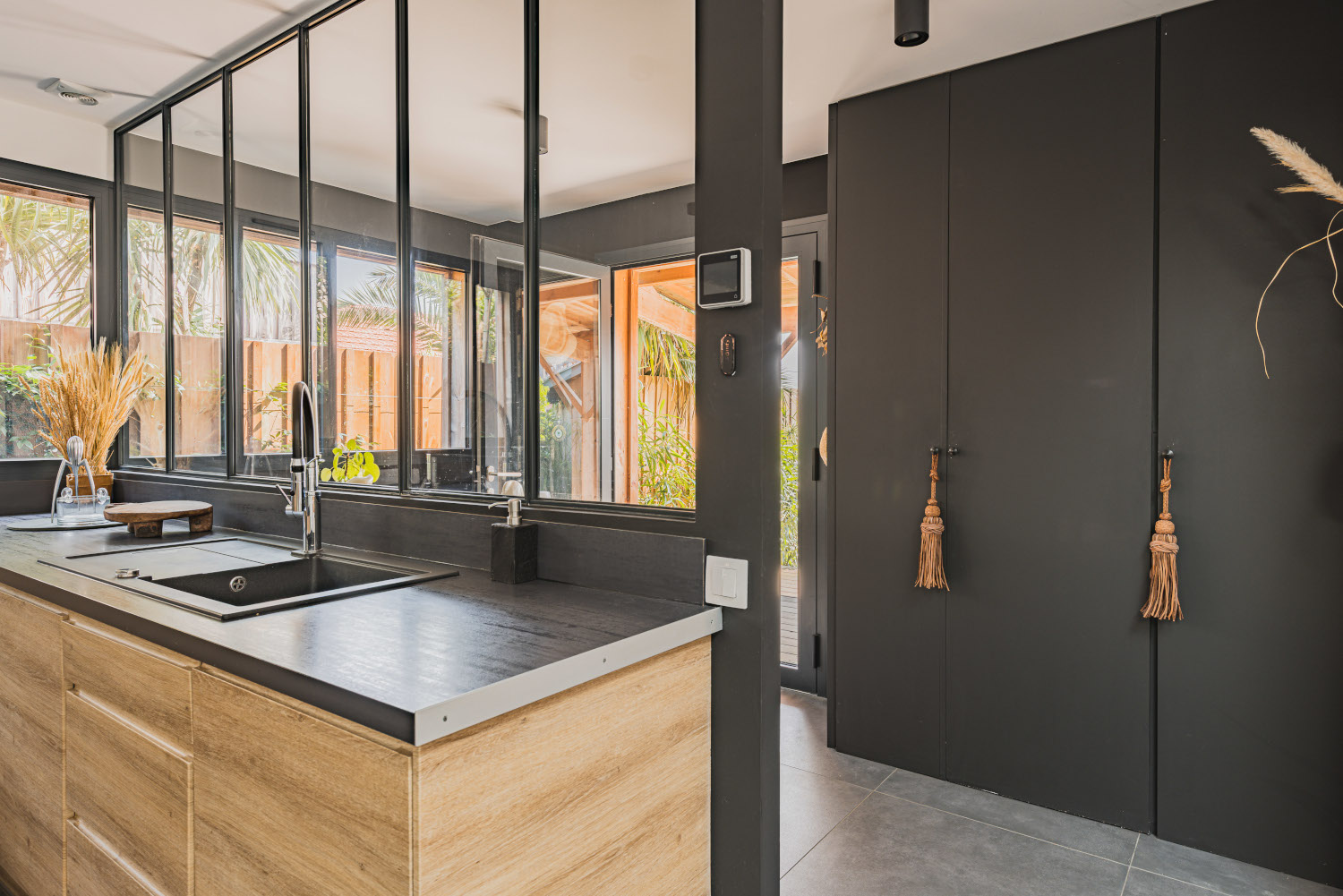 cuisine bois et noir maison en bois Photo : © Jean Philippe Bellon