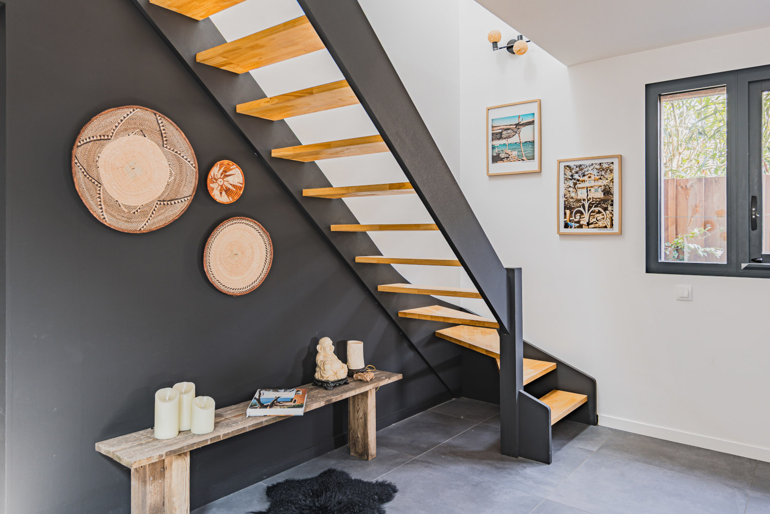 escalier bois et noir maison en bois Photo : © Jean Philippe Bellon