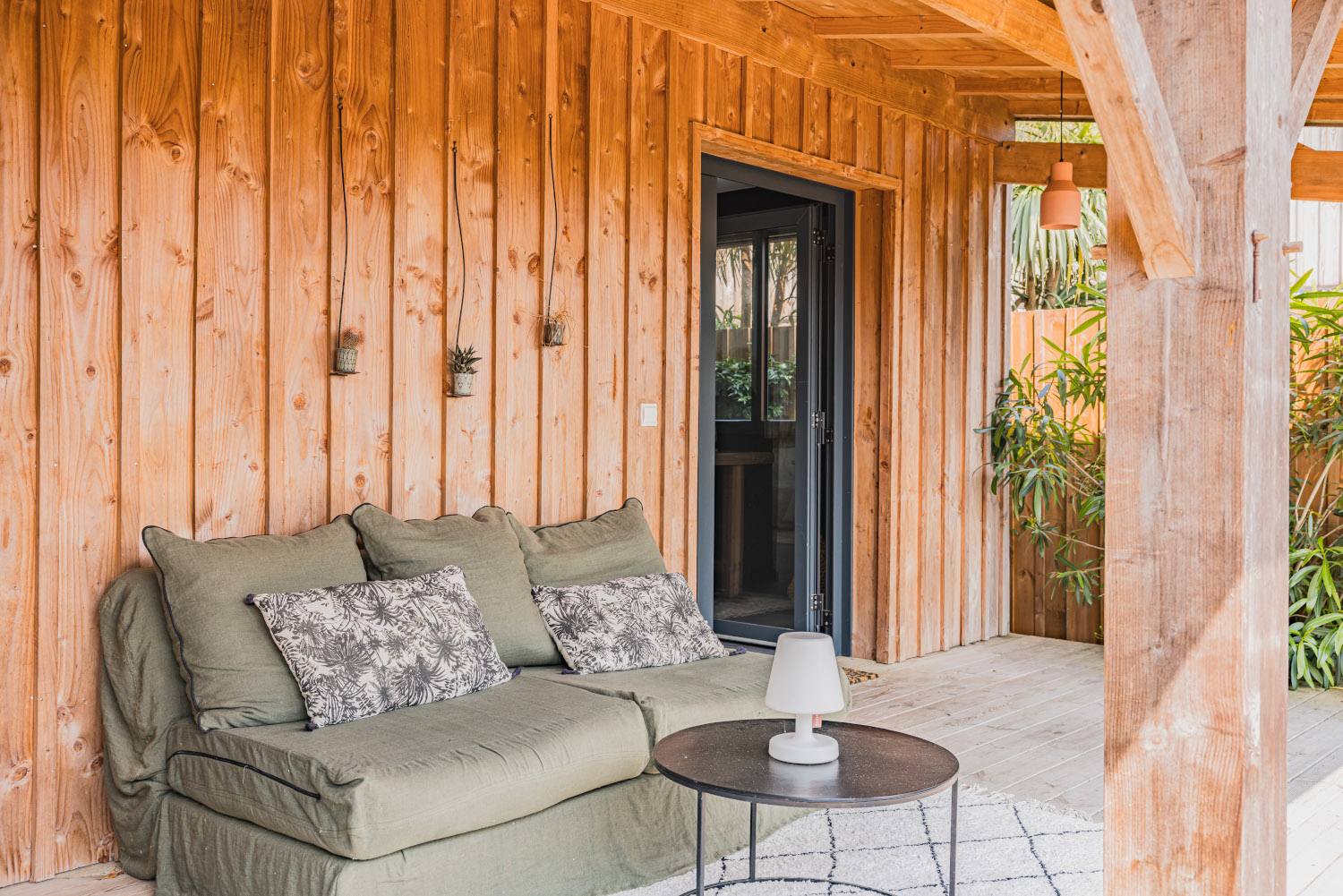 terrasse abritée maison en bois Photo : © Jean Philippe Bellon