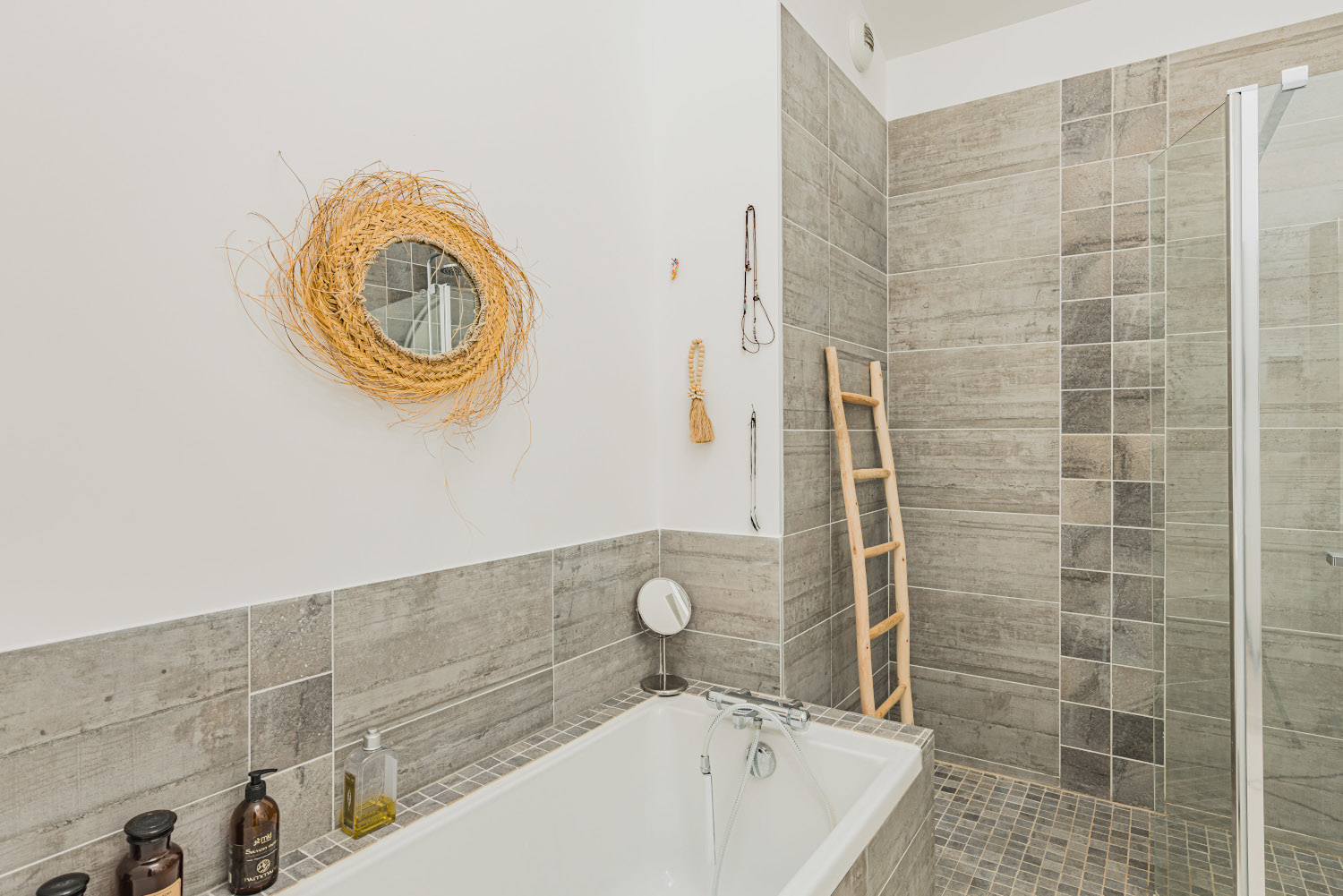 salle de bain grise décoration ethnique chic Photo : © Jean Philippe Bellon