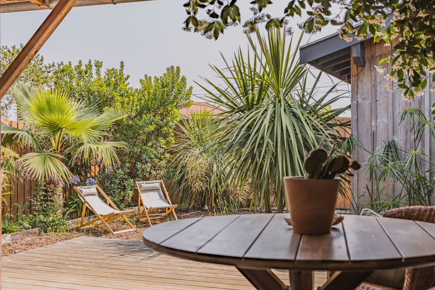 jardin et terrasse abritée maison en bois Photo : © Jean Philippe Bellon
