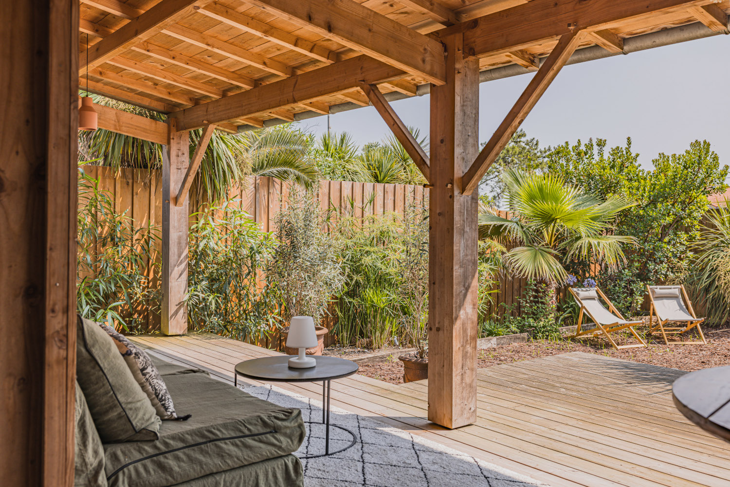 terrasse abritée maison en bois Photo : © Jean Philippe Bellon