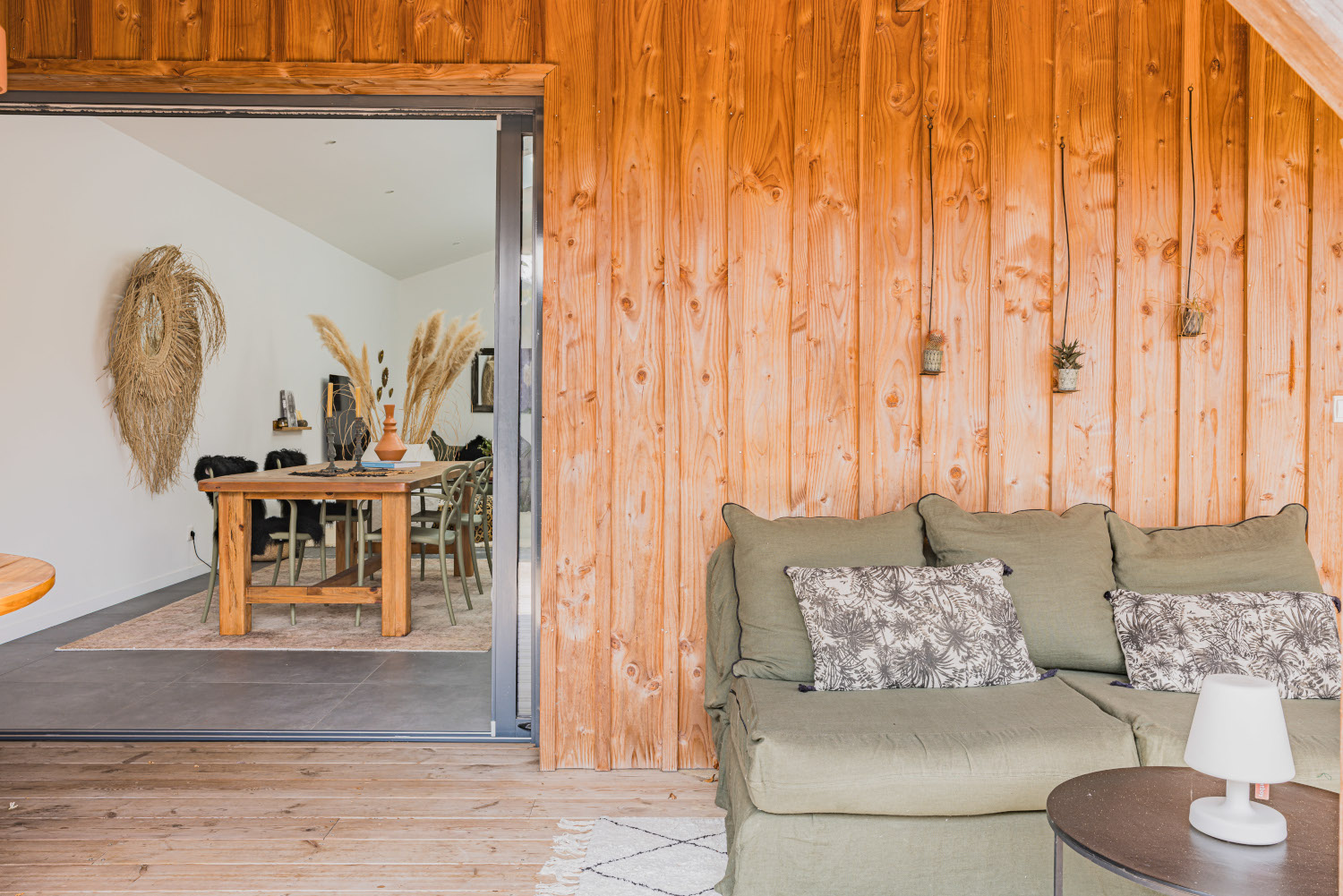 terrasse abritée maison en bois Photo : © Jean Philippe Bellon