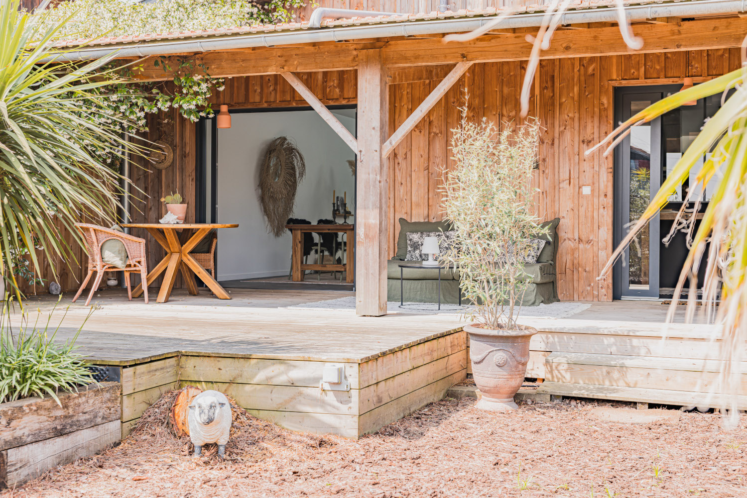 terrasse abritée maison en bois Photo : © Jean Philippe Bellon
