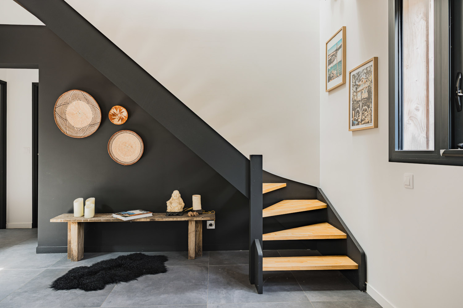 escalier bois et noir maison en bois Photo : © Jean Philippe Bellon