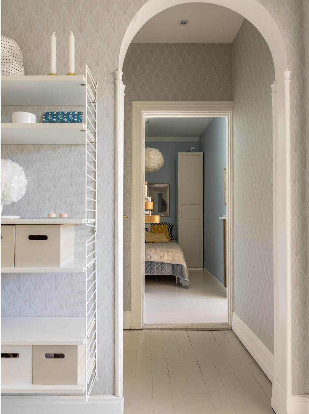 couloir avec étagère String couloir avec étagère String