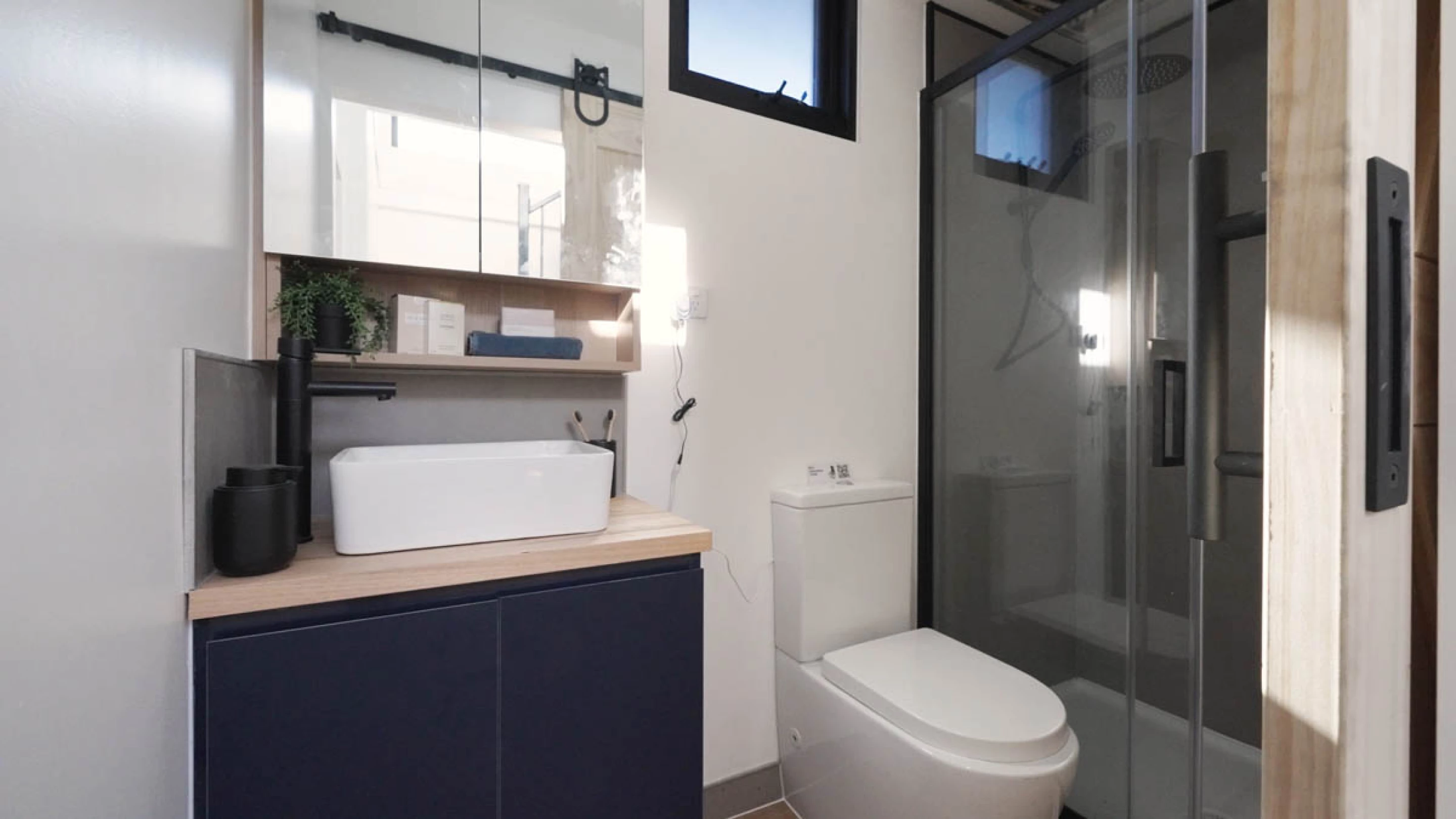 salle de bain design grise et blanche